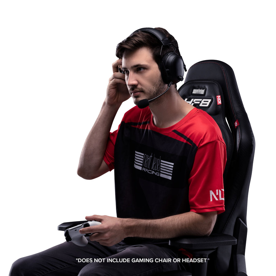 Uporabnik sedi na gaming stolu z next level racing hf8 nlr-g001 haptic padom